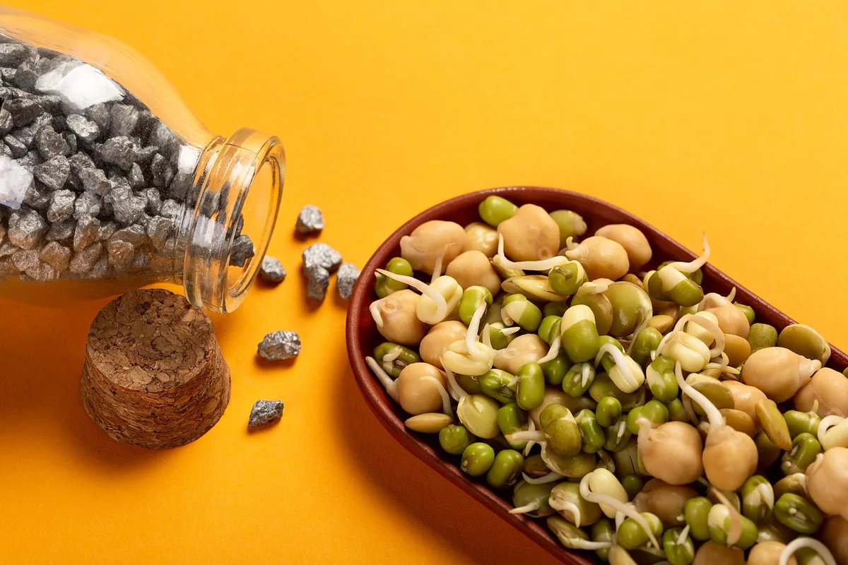 Variété d'aliments riches en protéines, fibres et polyphénols : poisson, légumineuses, fruits rouges et herbes aromatiqu