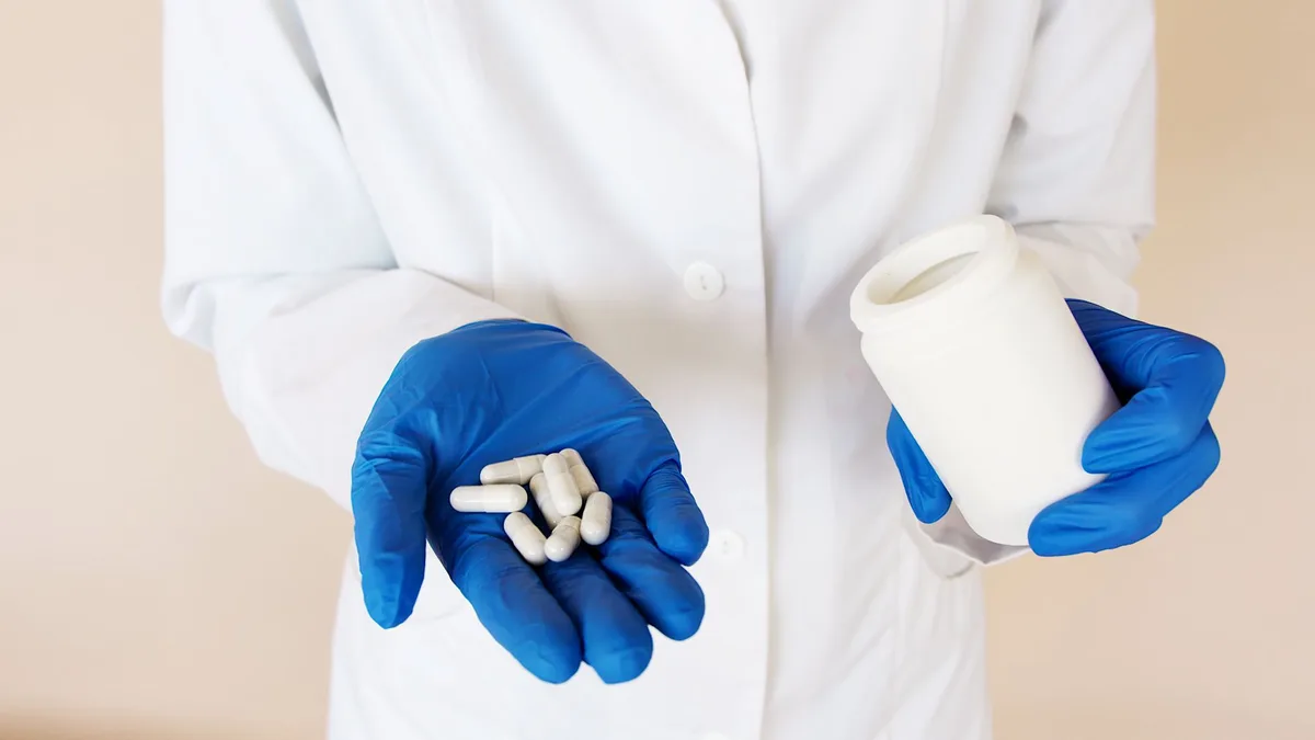 Gélule gastro-résistante traversant l'acidité gastrique vers l'intestin