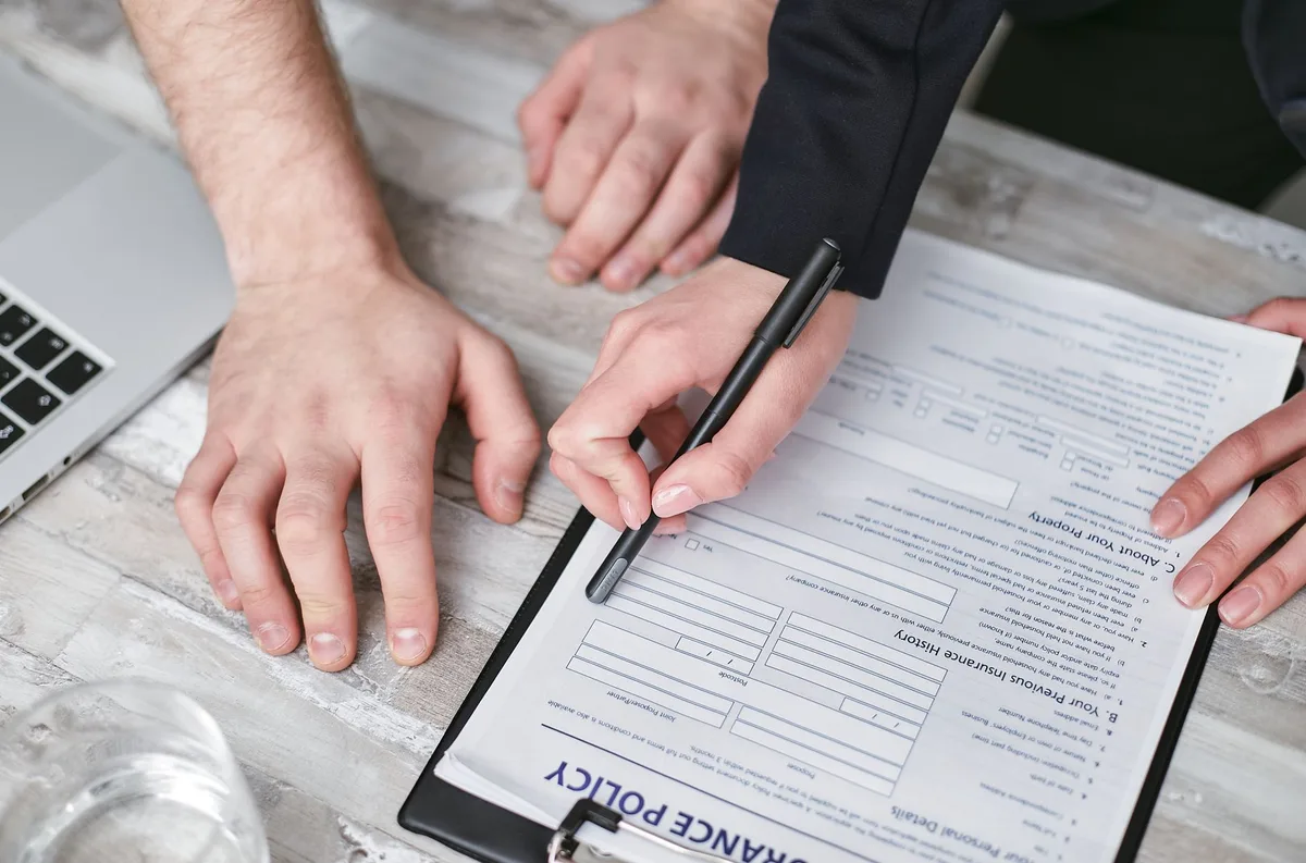 Personne examinant les documents de sa couverture santé
