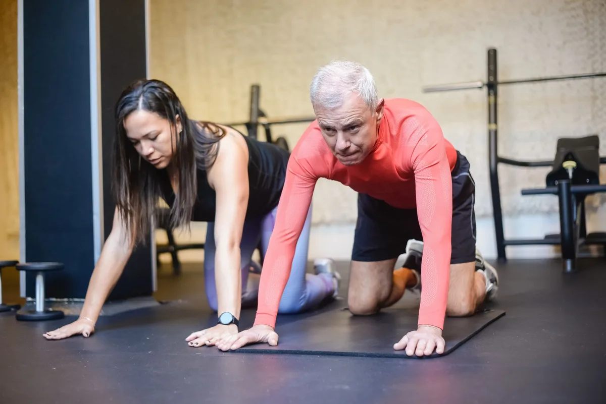 Personne pratiquant l'exercice physique pour prévenir le vieillissement cellulaire