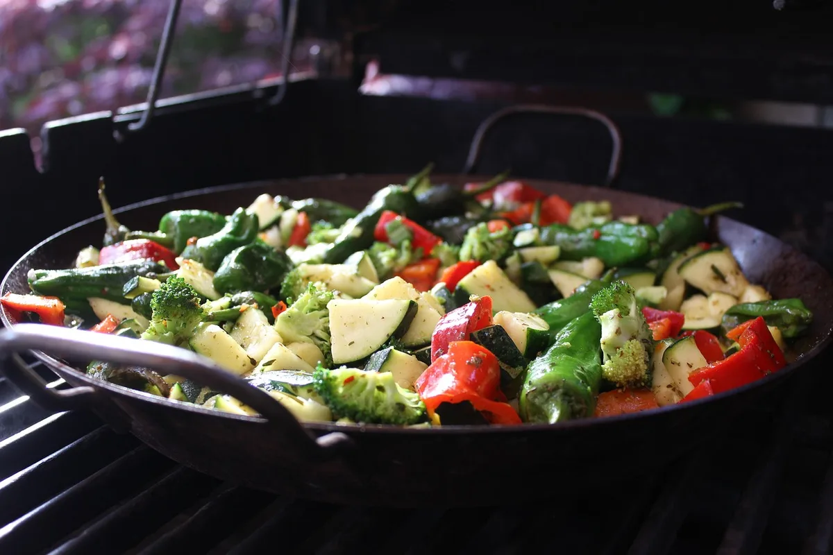 Contenants de préparation avec légumes rôtis, céréales et composants cuisinés