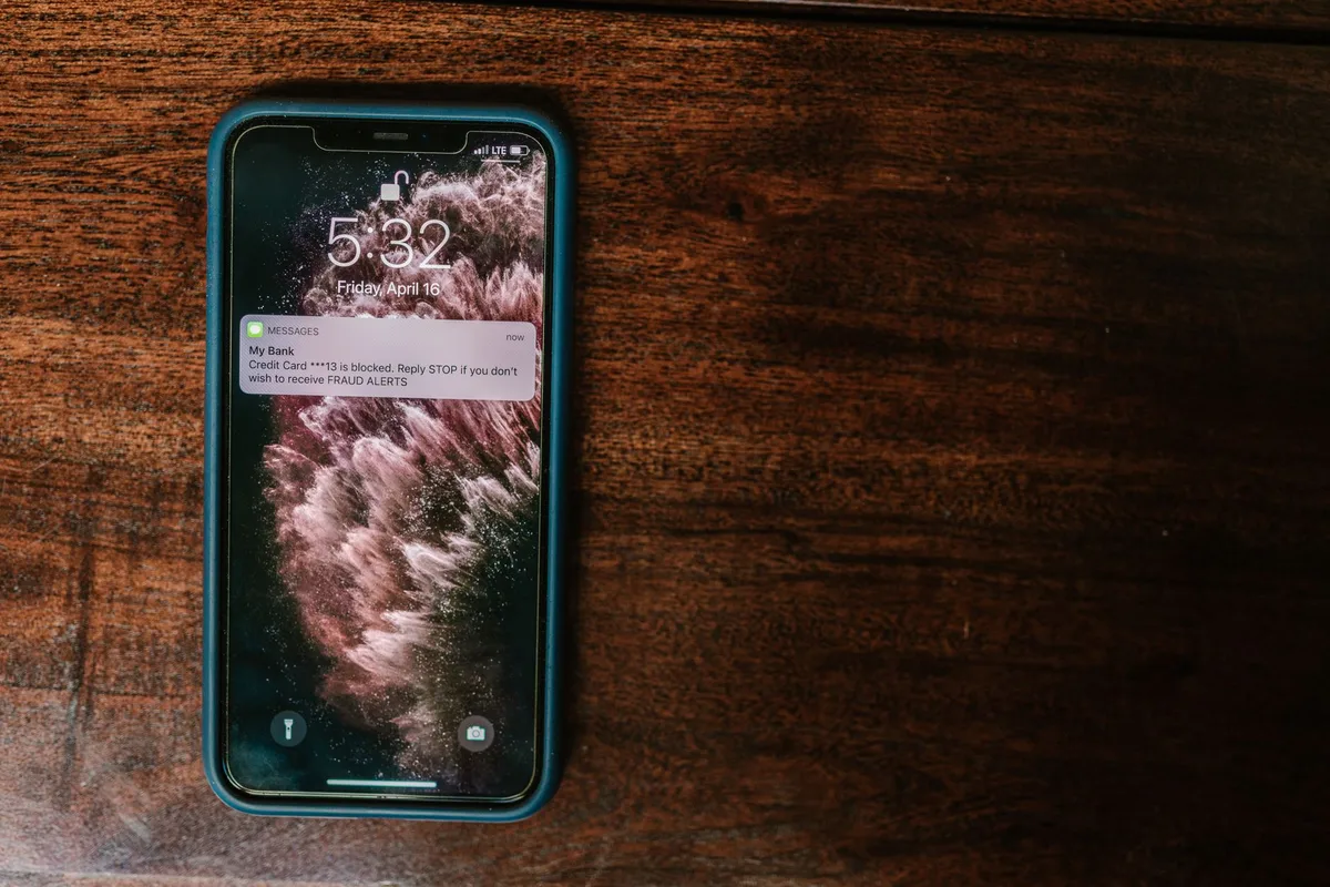 Téléphone en mode silencieux avec notifications désactivées, symbole du couvre-feu numérique