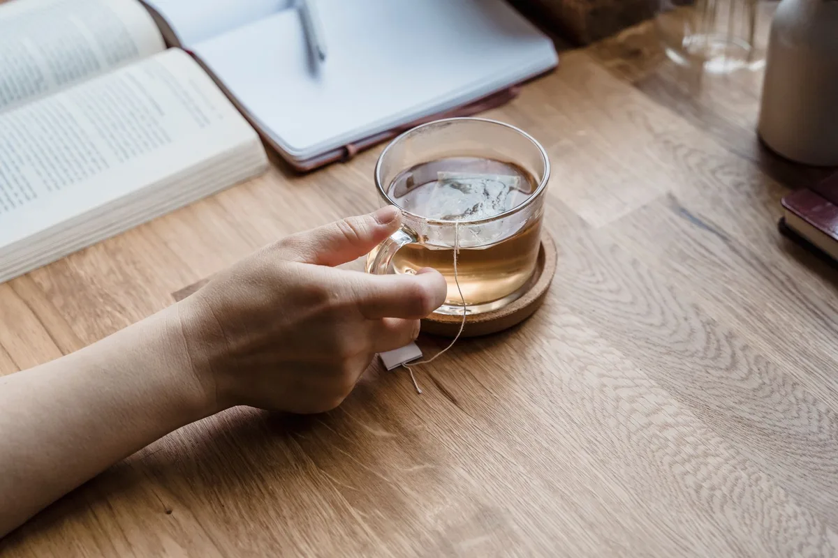 Personne prenant une pause loin de son bureau, se détendant dans un espace calme