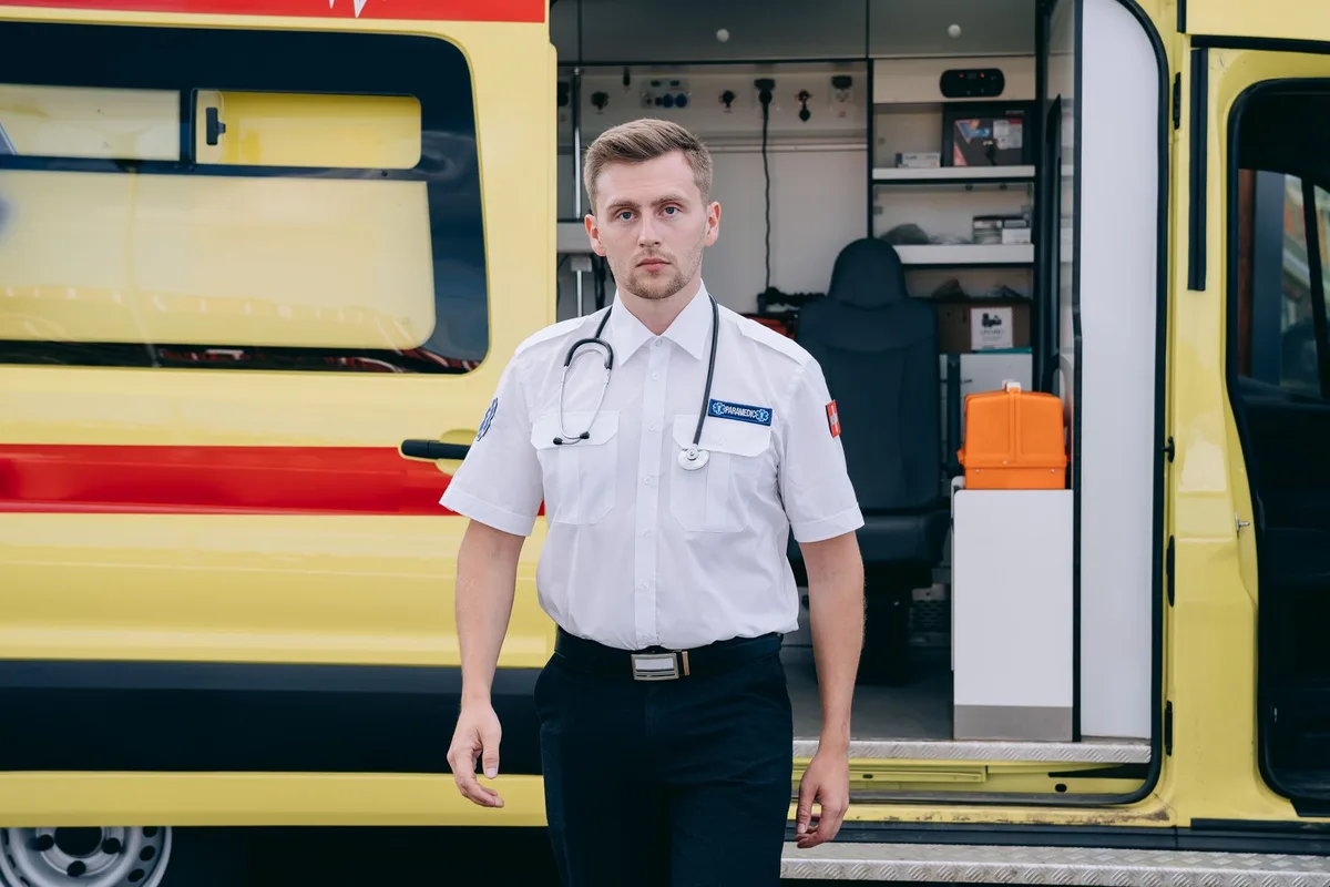 Personne allongée recevant une injection d'adrénaline auto-injectable en cas de choc anaphylactique
