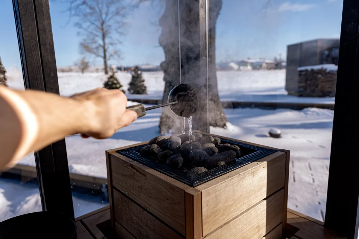 Personne dans un bain froid ou sauna pour hormèse thermique