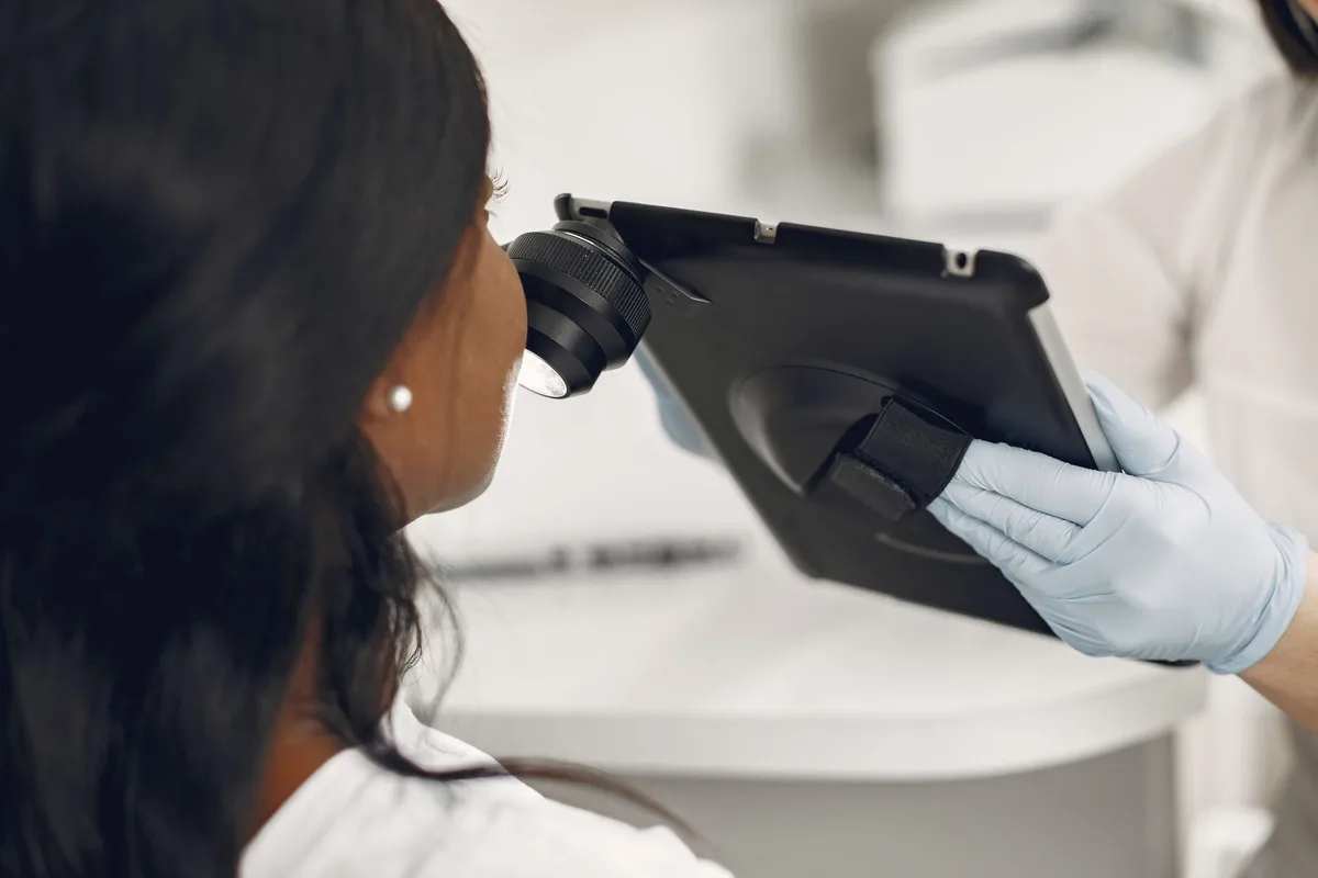Examen dermatologique en cabinet avec instruments spécialisés pour diagnostiquer les lésions cutanées