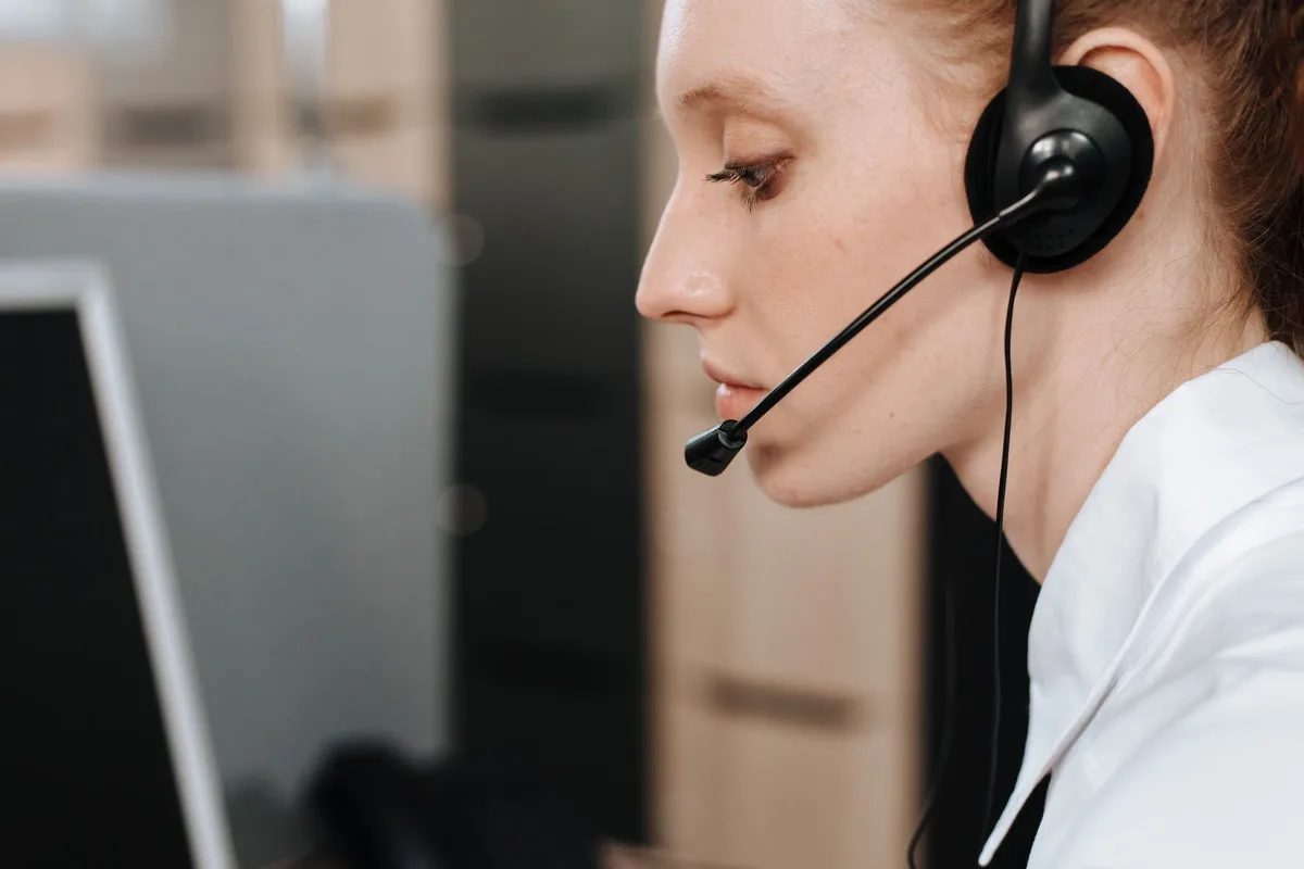Un opérateur médical à l'écoute lors d'une régulation téléphonique.