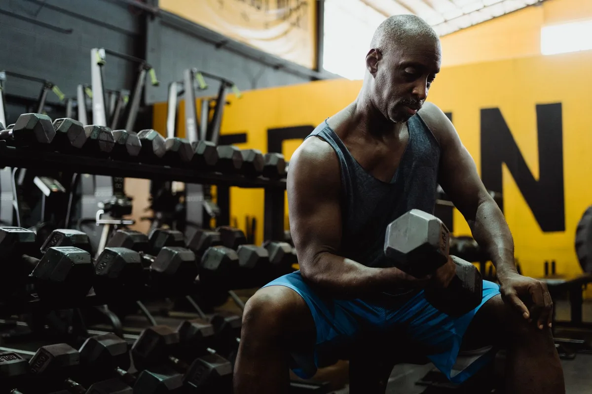 Homme effectuant un entraînement de résistance en salle de sport.