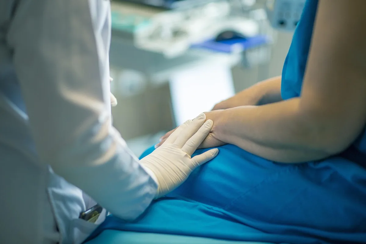 Femme et professionnel de santé lors d'une échographie en consultation