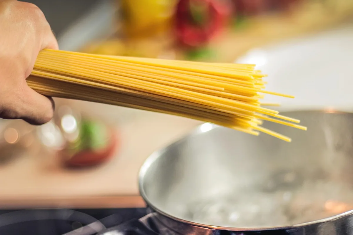 Assortiment de plats préparés dans une boîte ouverte posé sur une table