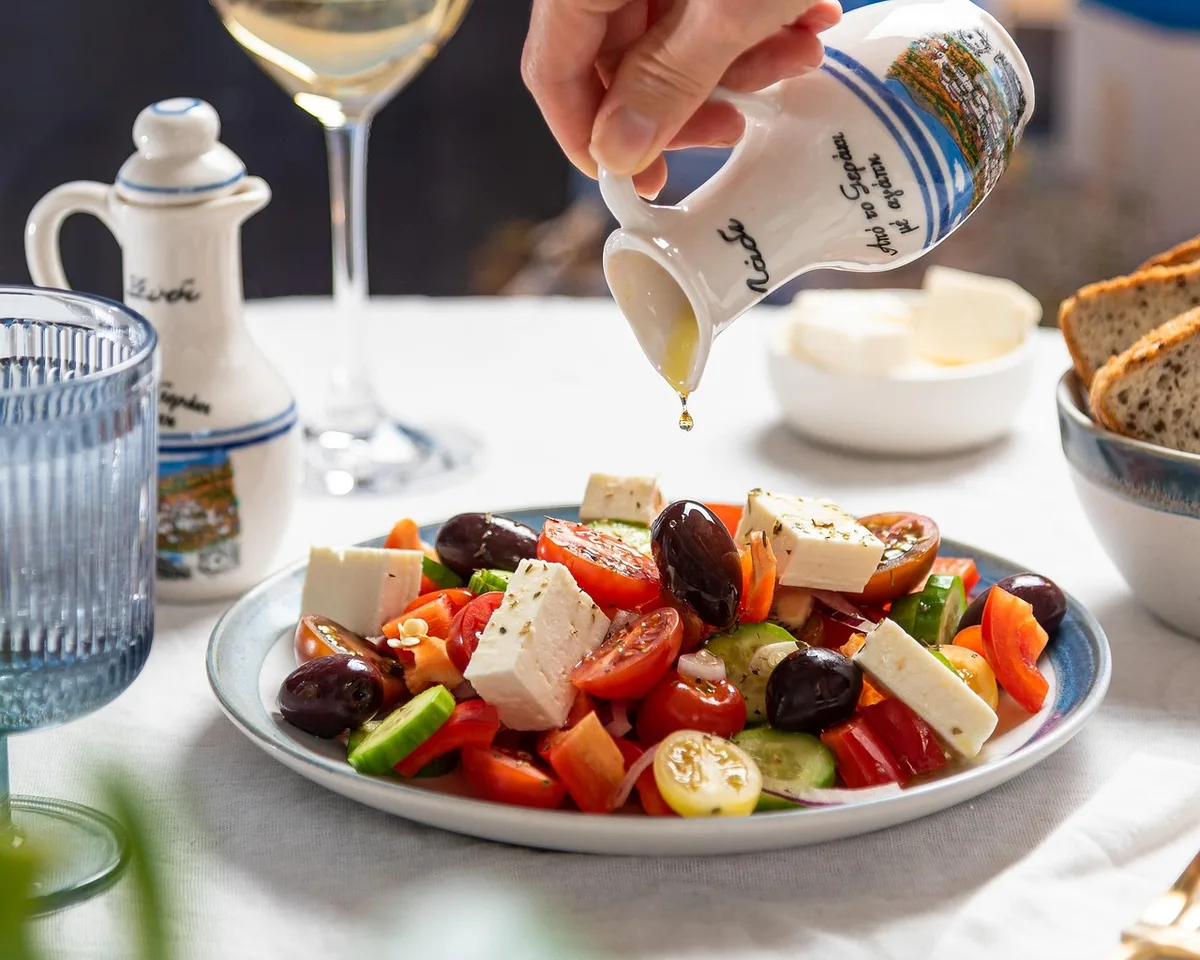 Assiette composée au restaurant avec protéine, légumes et féculents équilibrés