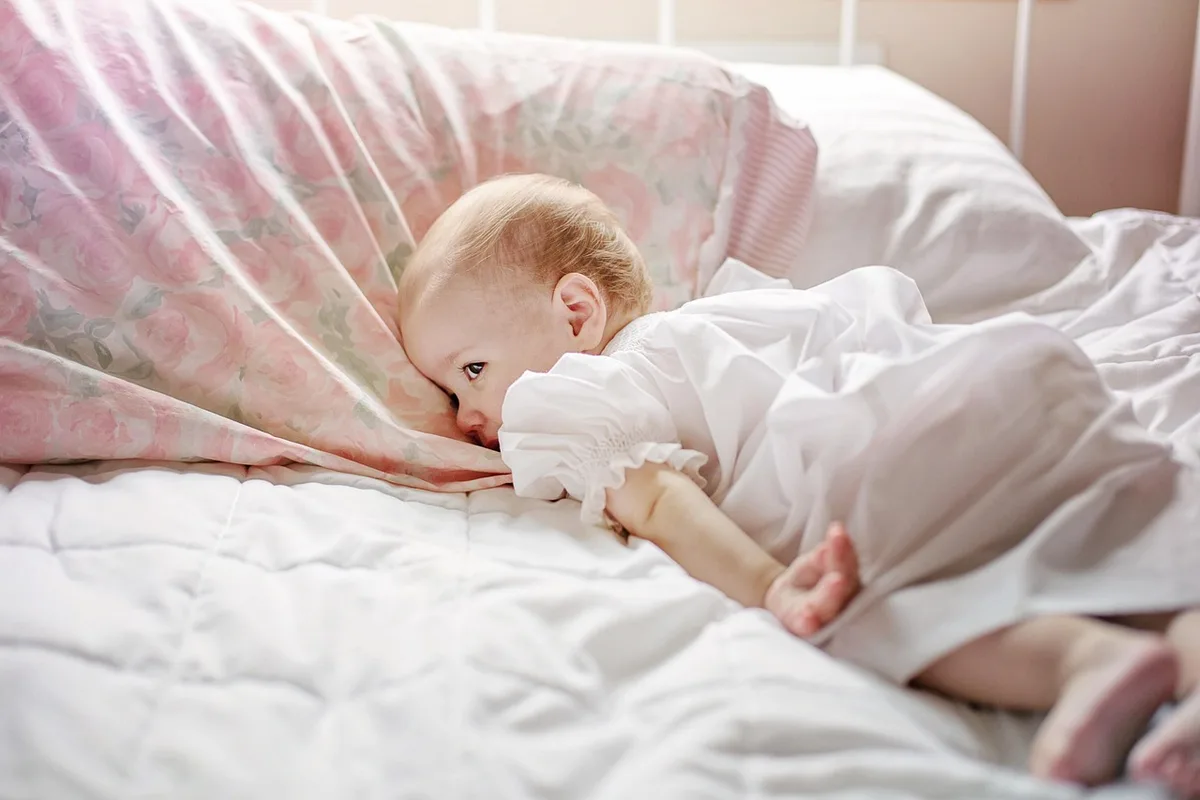 Enfant endormi dans son lit avec peluche, routine de sommeil