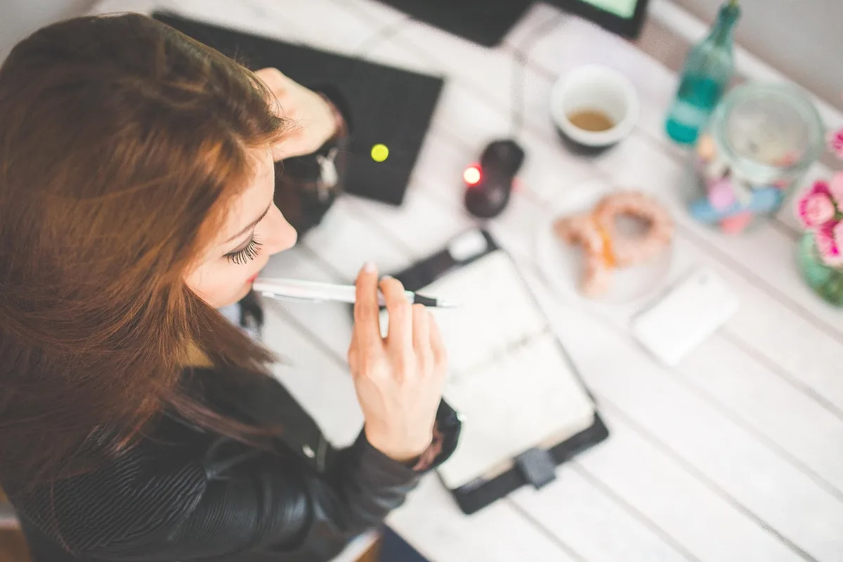 Carnet de suivi alimentaire posé sur une table avec des notes