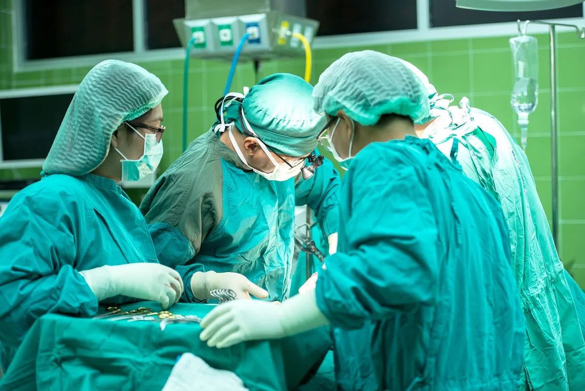 Documents médicaux et carnet lors d'une première consultation en cabinet