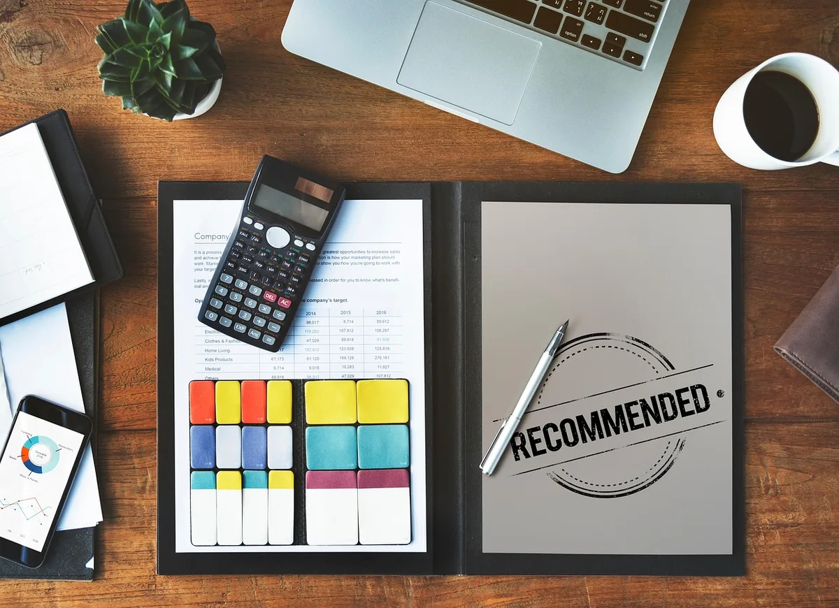 Documents de prestations familiales et calculatrice sur une table