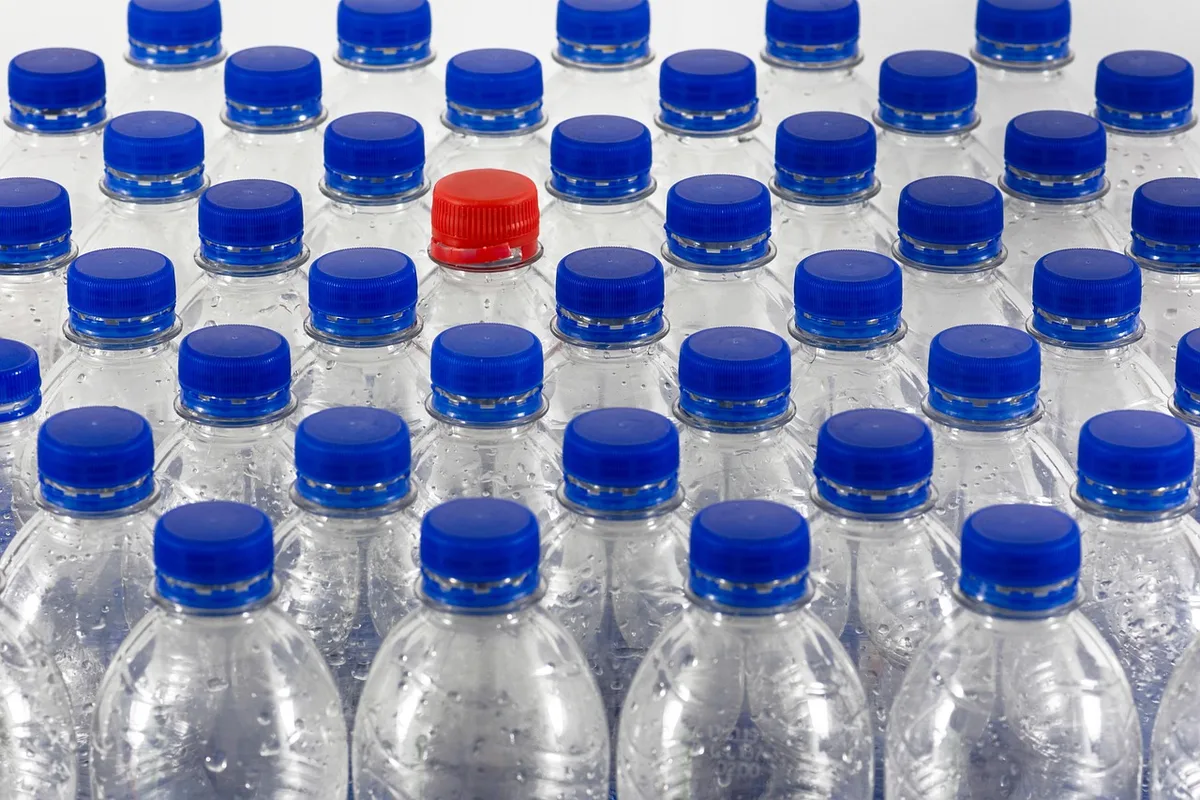 Femme enceinte allongée sur le côté gauche, bouteille d'eau et chronomètre à côté