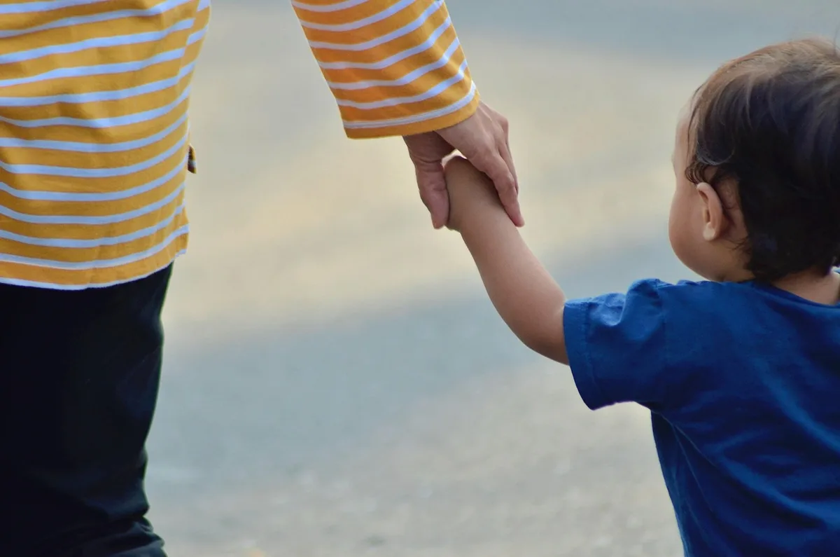 Parent observant un enfant qui joue et a de petites taches rouges