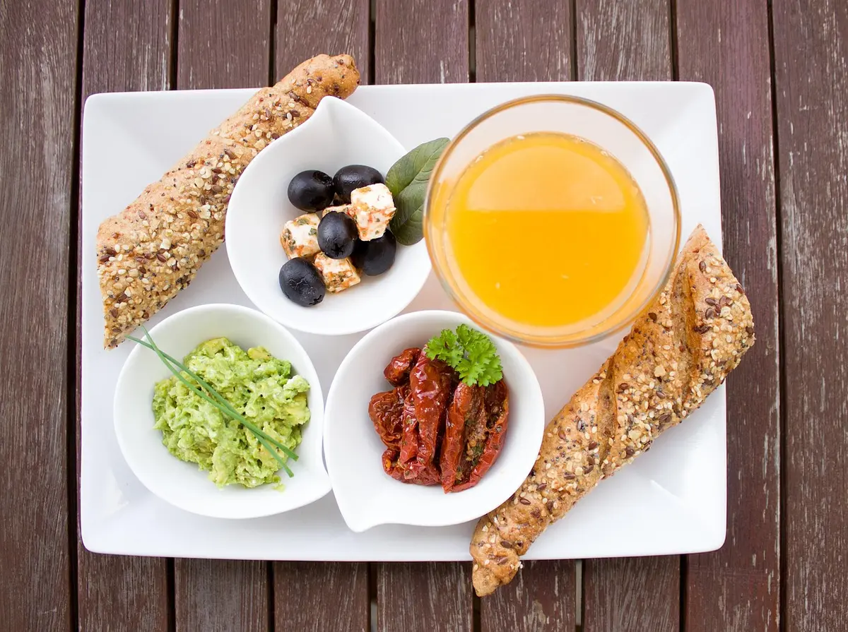 Assiette équilibrée montrant légumes, féculents et protéines selon la règle visuelle