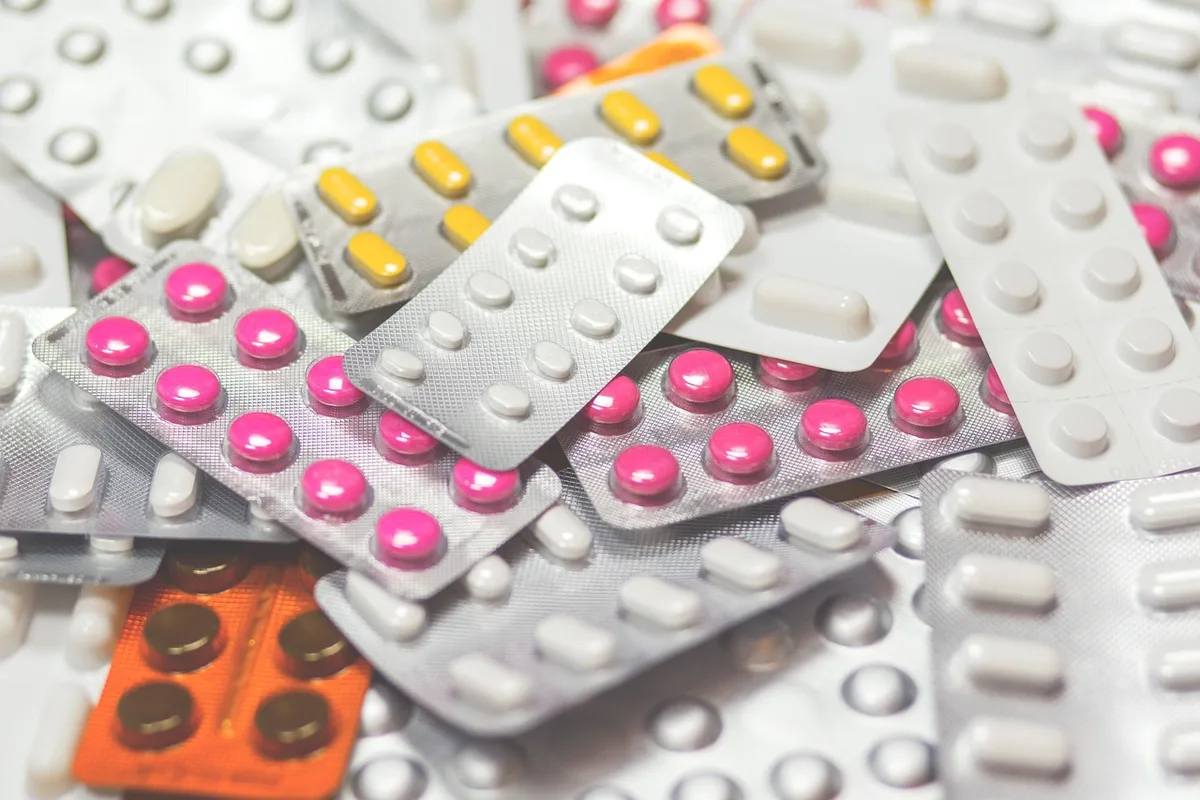 Deux paquets de capsules différents avec notices techniques à côté