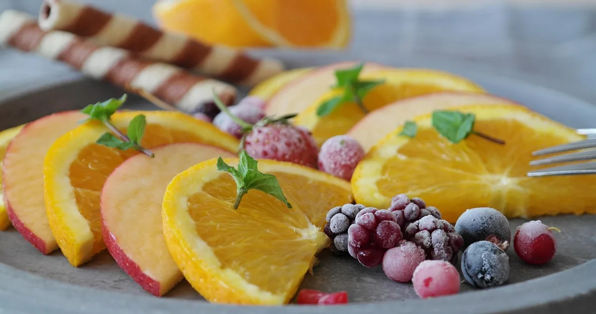 Assortiment de légumes crucifères, fruits rouges et agrumes riches en polyphénols