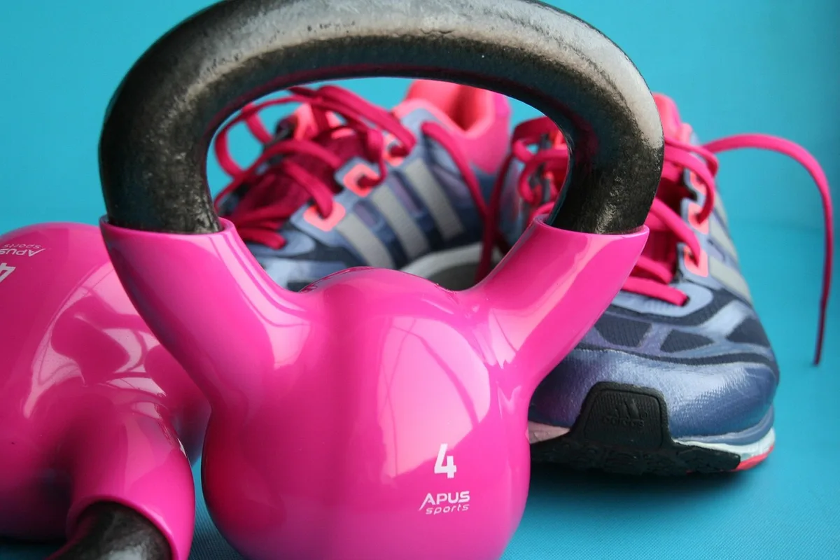 Personne effectuant un test de cardio sur tapis roulant dans un centre lumineux