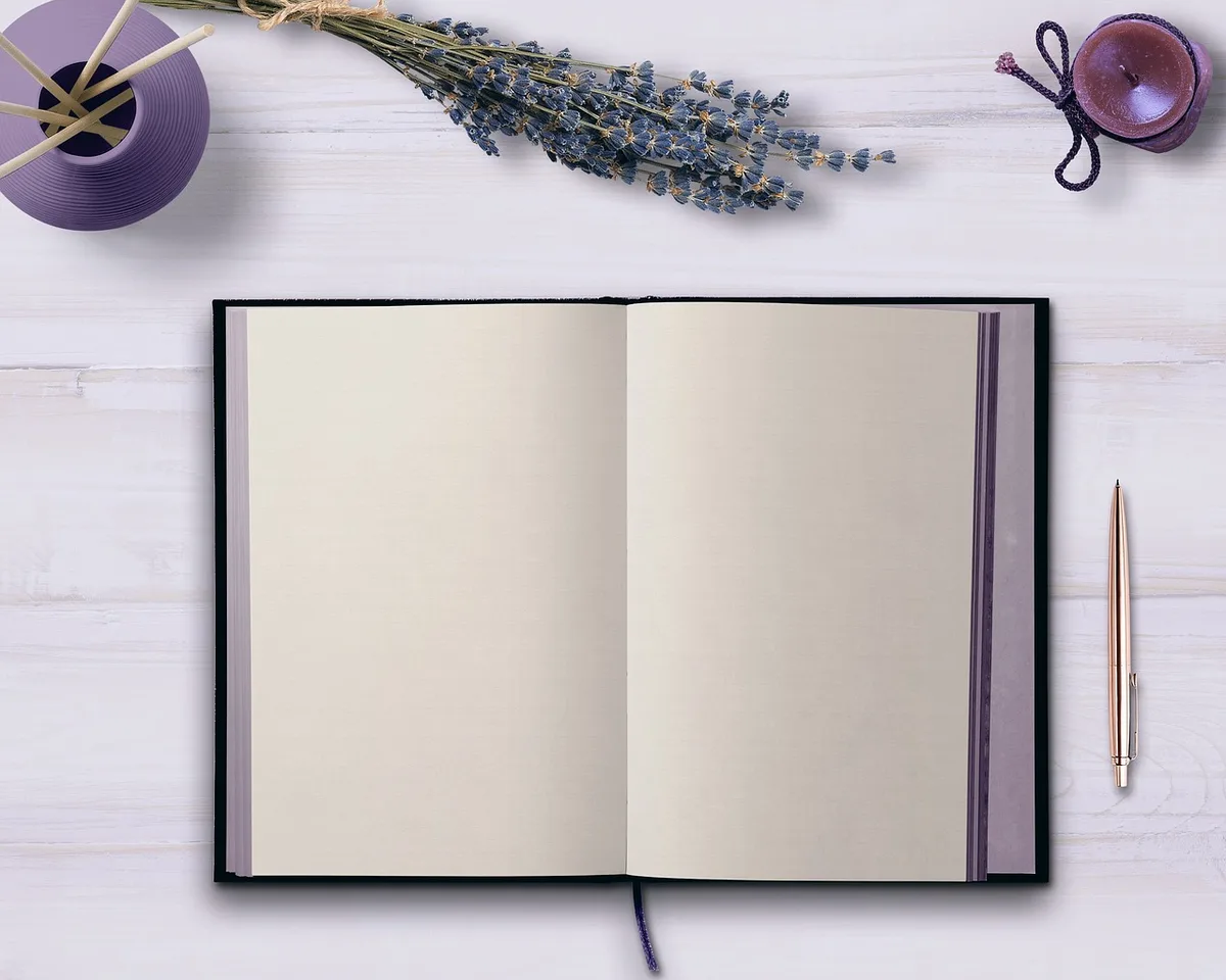 Carnet ouvert avec notes de sommeil et checklist d'habitudes