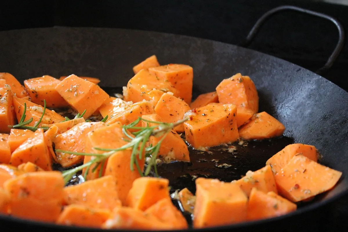 Aliments riches en antioxydants sur une table de cuisine lumineuse