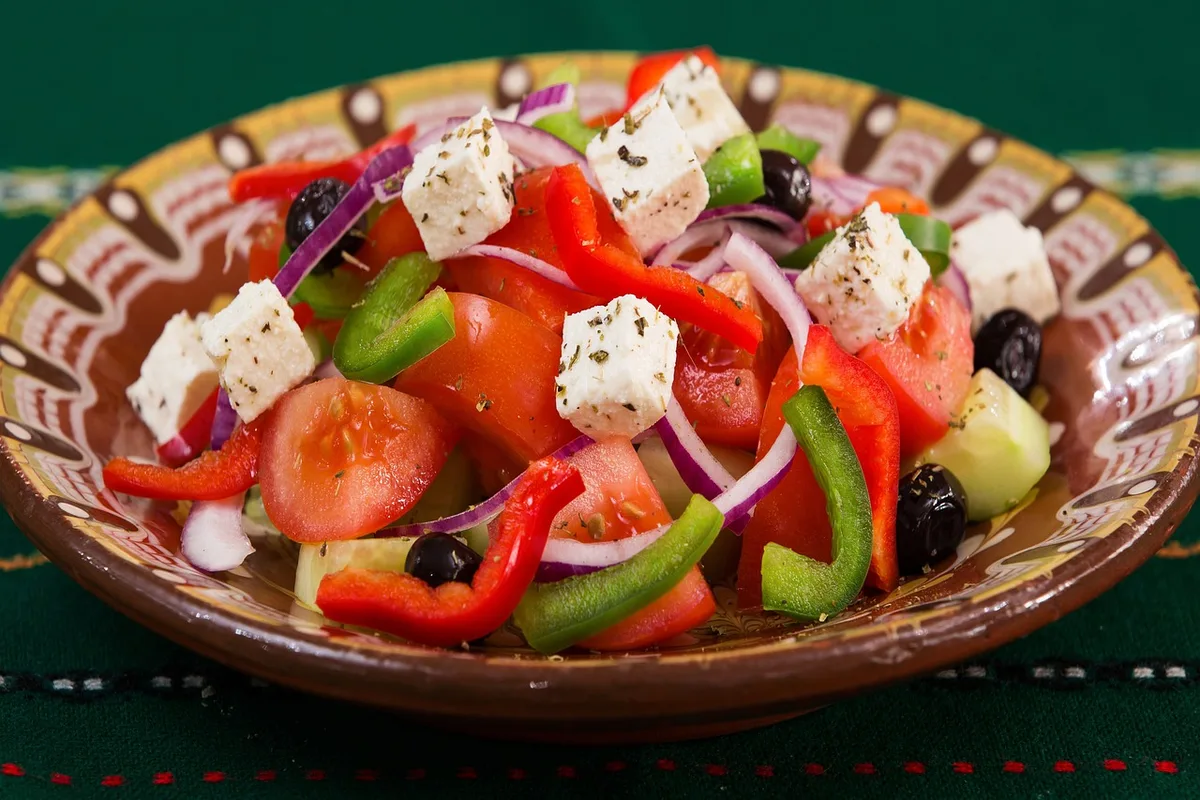 Assiette équilibrée riche en légumes, poissons gras et huile d'olive
