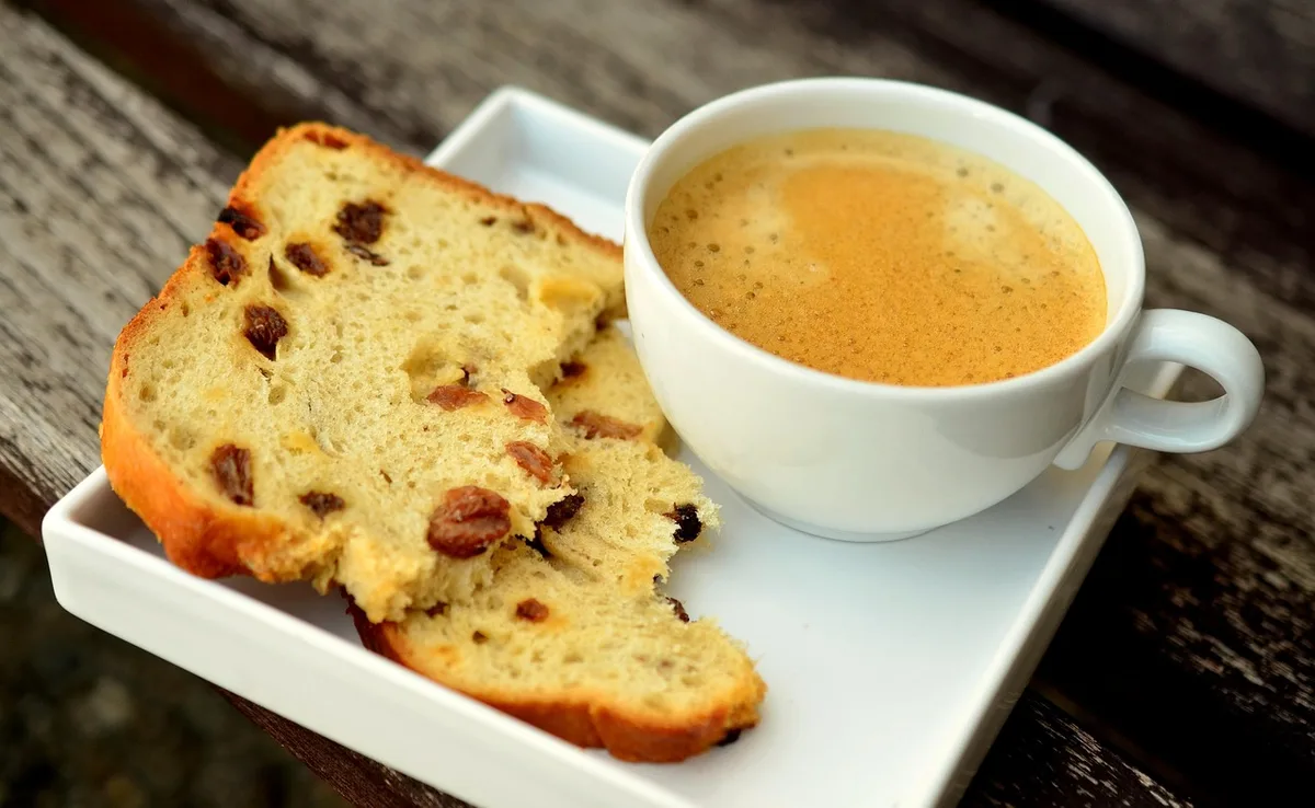 Compléments et petit déjeuner léger sur une table pour une prise matinale