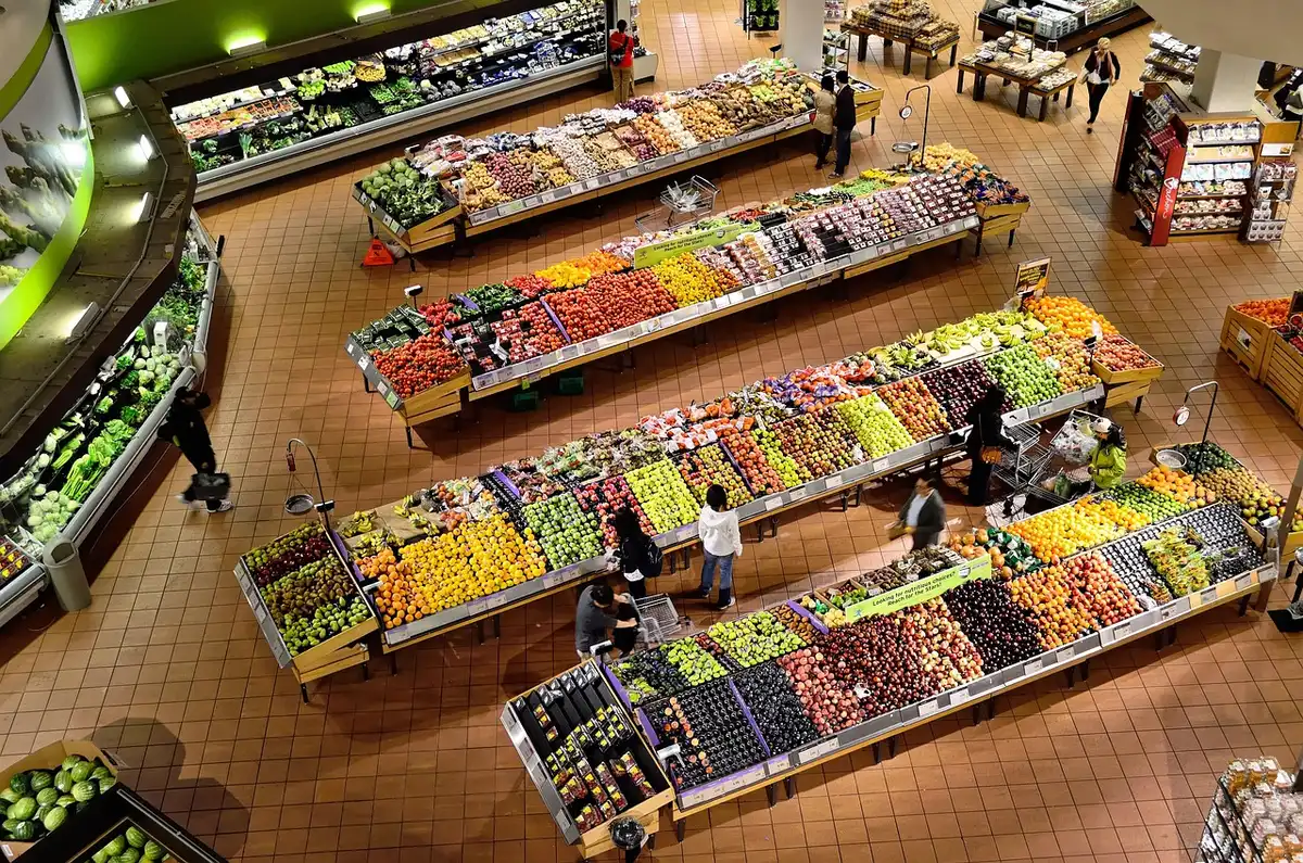 Assortiment d'aliments riches en fibres sur une table pour illustrer la diversité du microbiote