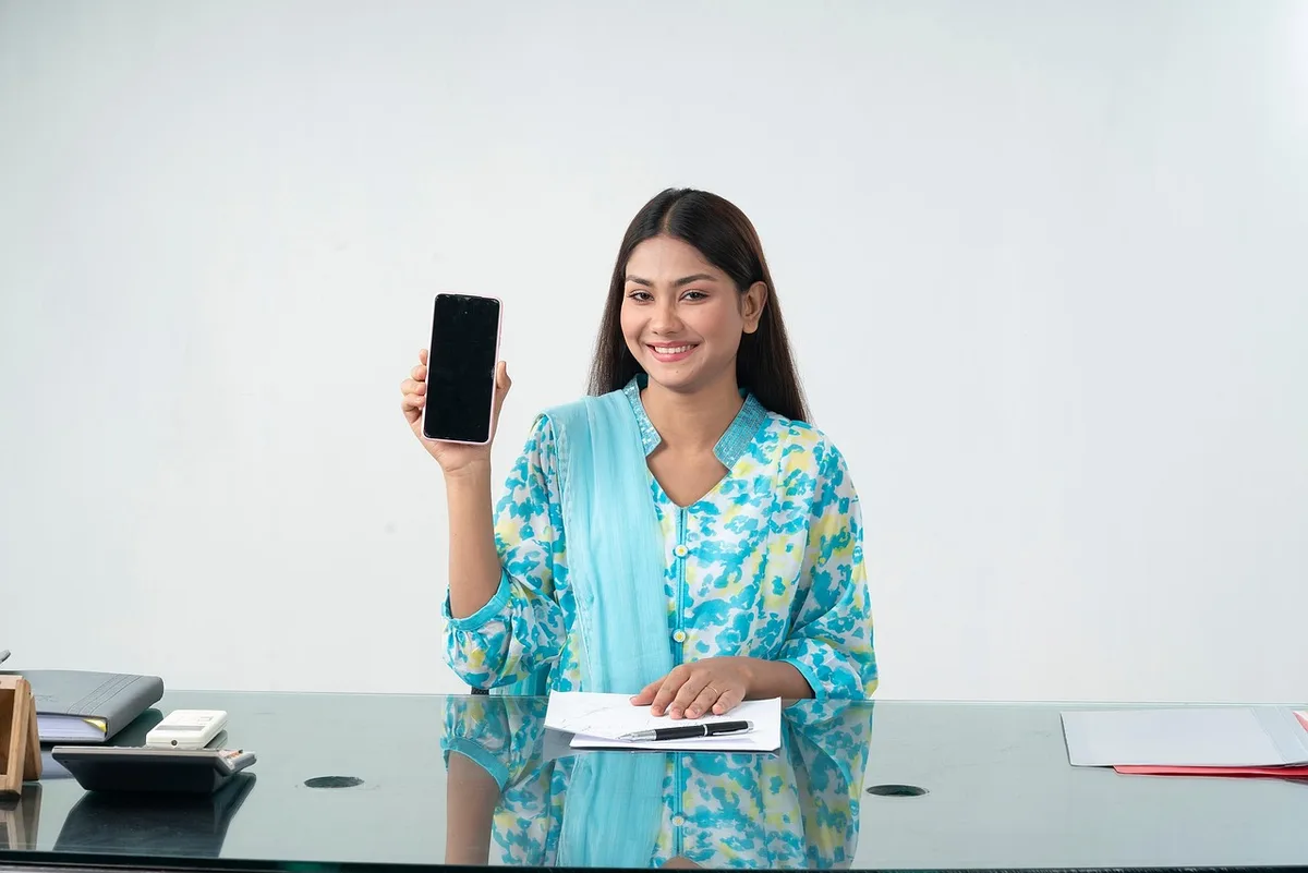 Personne tenant un smartphone sur un réseau sécurisé pour une téléconsultation