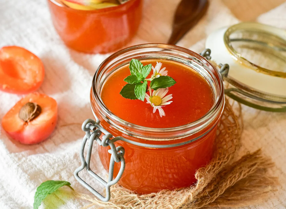 Différents aliments fermentés en bocaux: yaourt, kéfir, kimchi, choucroute