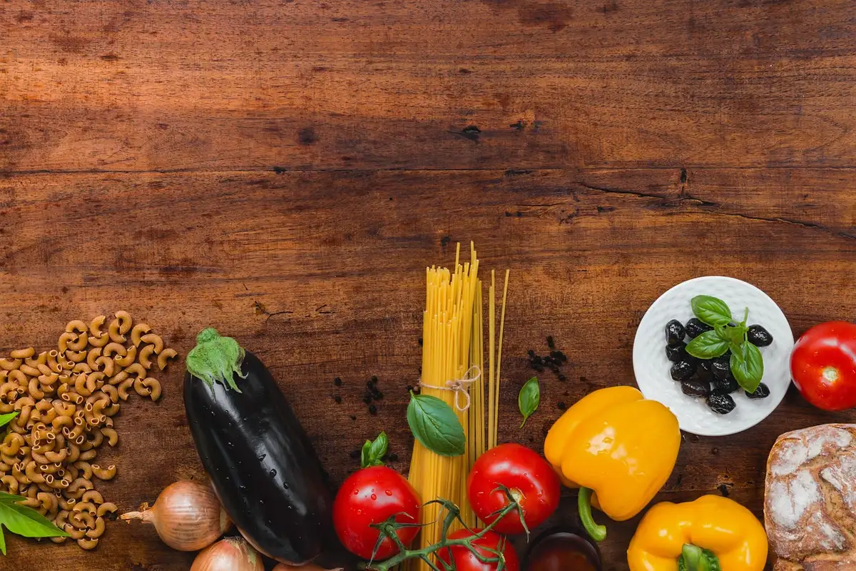 Cahier de suivi alimentaire et assiette avec portions équilibrées sur une table