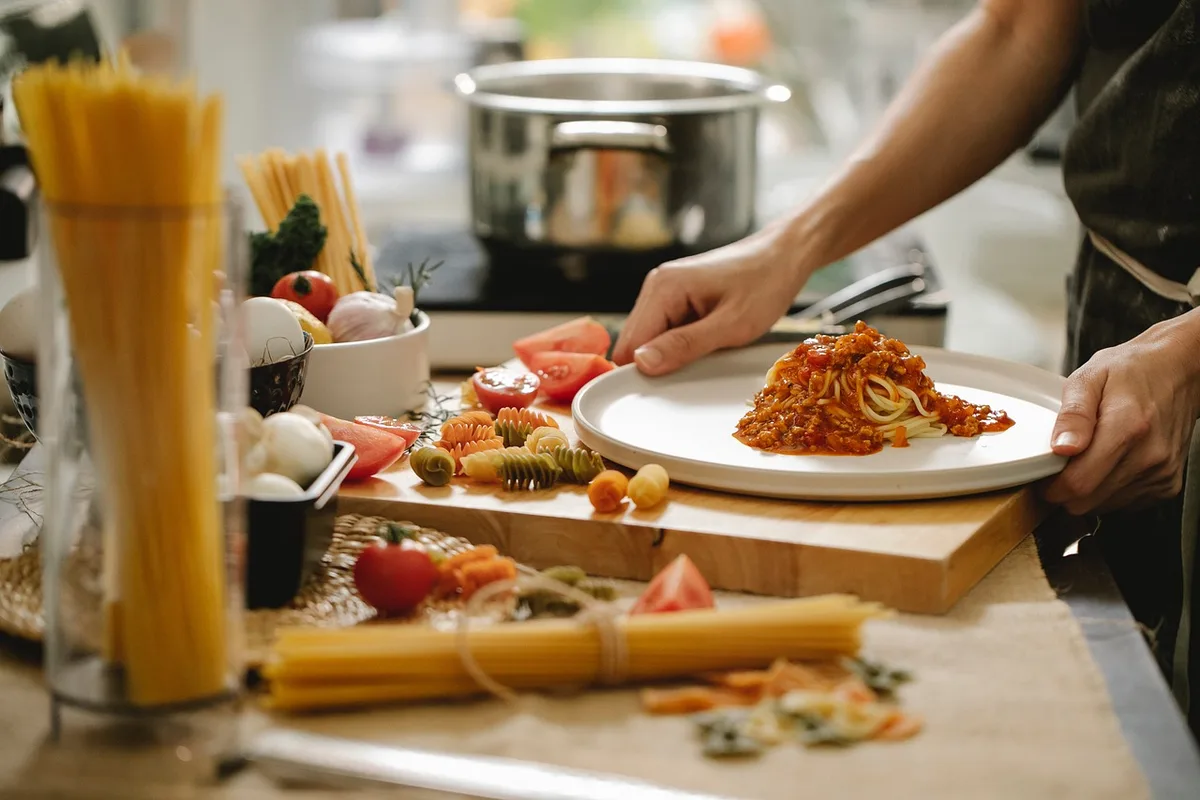 Assortiment d'aliments et portions illustrant des erreurs fréquentes dans un régime