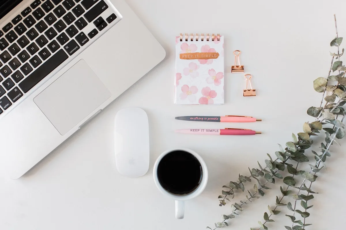 Espace de travail assis avec chaise et bureau près d'une fenêtre ensoleillée