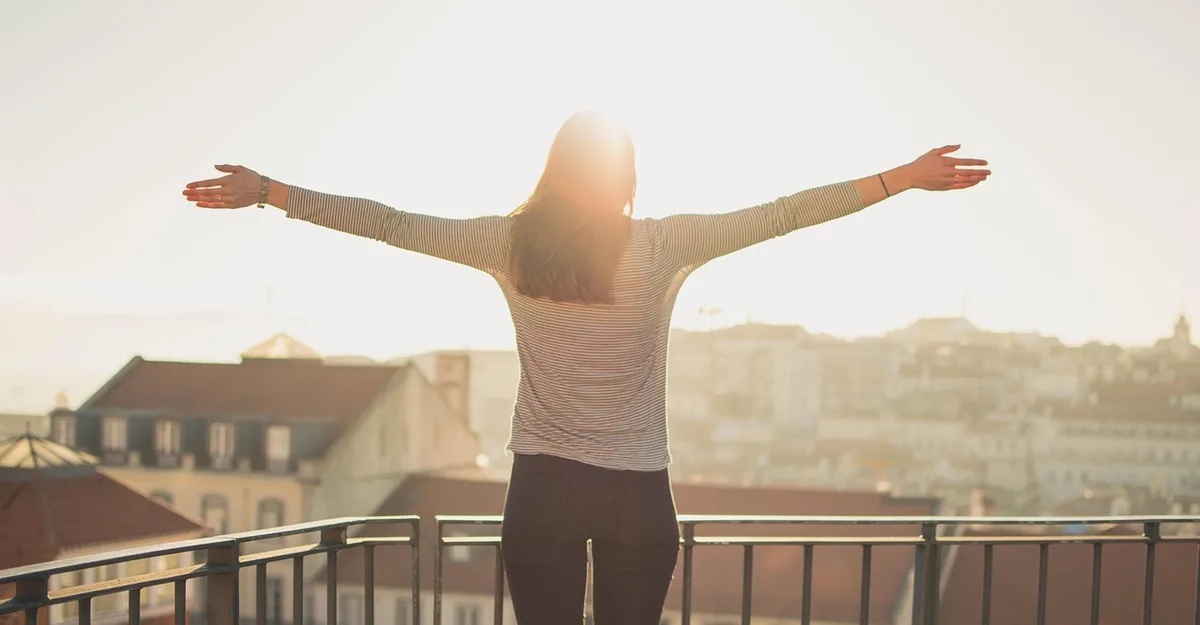 Personne pratiquant la respiration consciente en plein jour