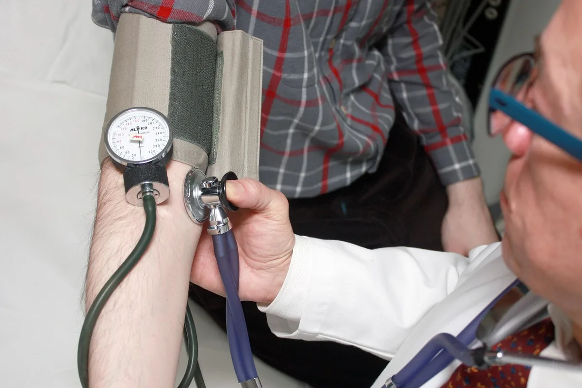Dossiers médicaux et ordonnance électronique sur un bureau