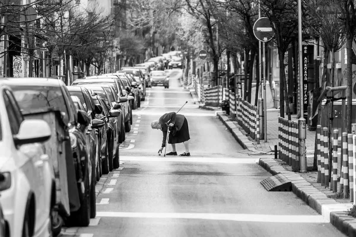 Personnes marchant en plein air pour rester actives